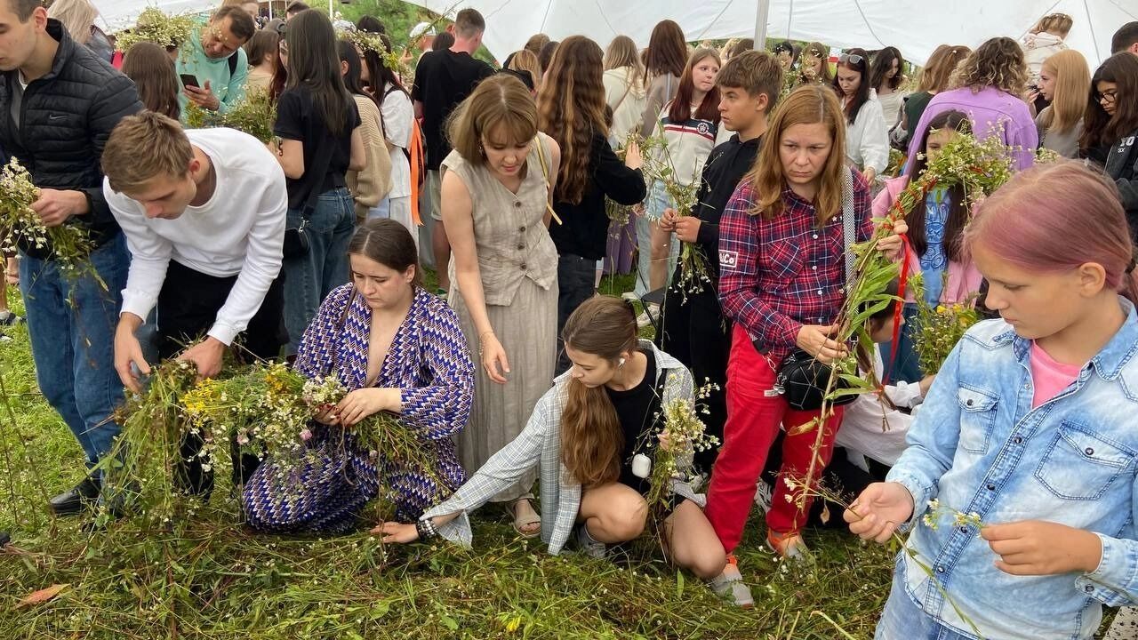Девушки плели венки, вплетая в них ленточки, пытаясь создать что-то похожее на головной убор.
