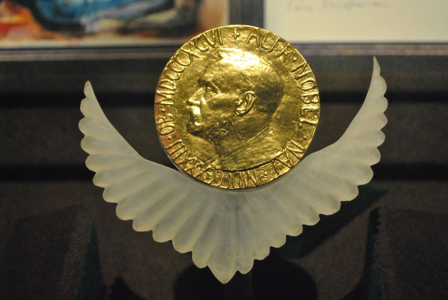 Изображение медали Нобелевской премии мира на подставке
