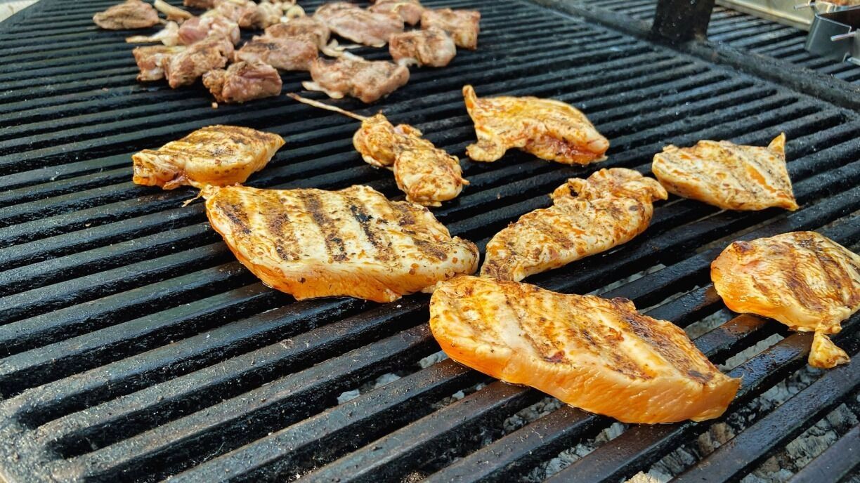 На фото: мясо на гриле
