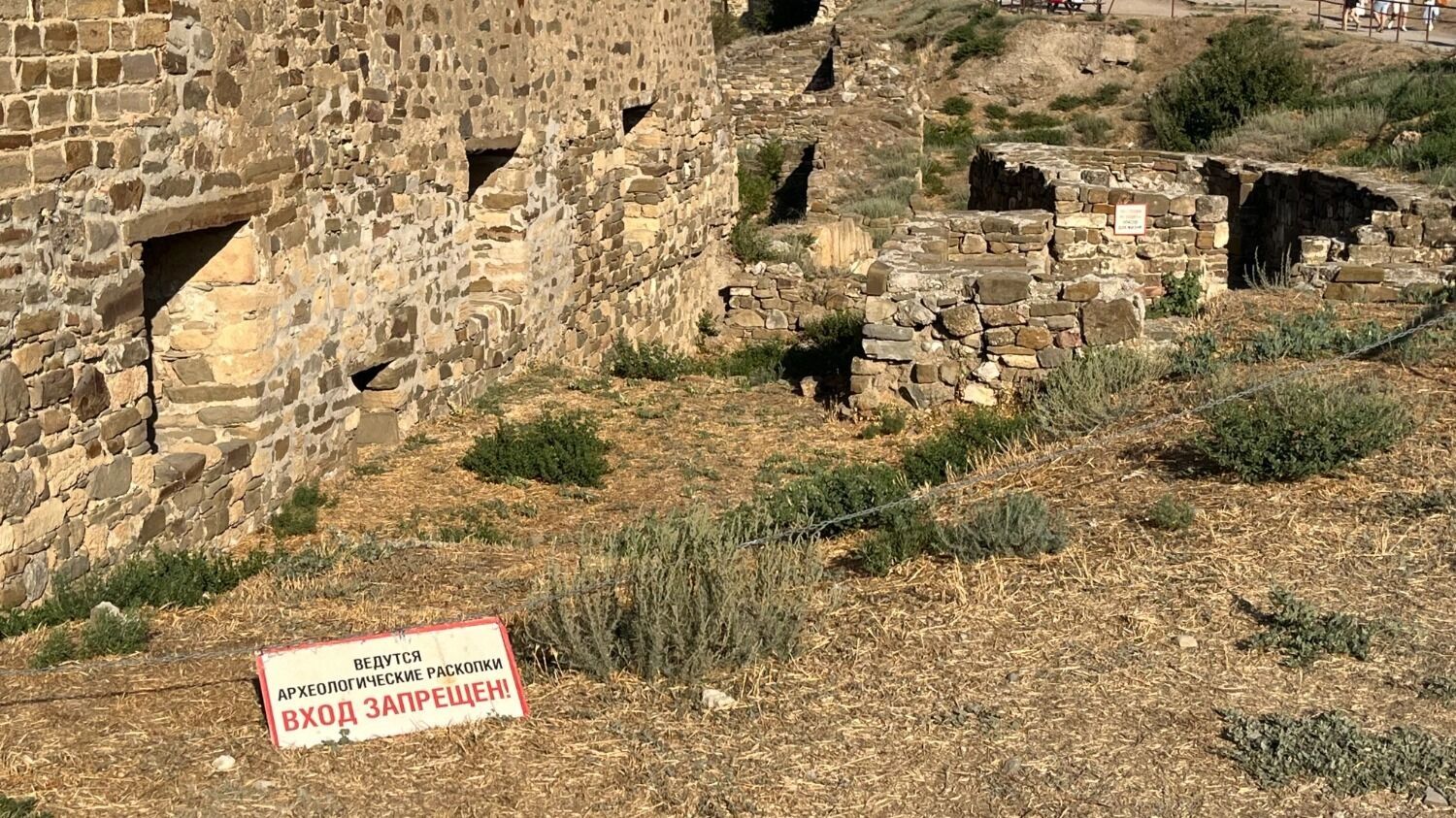 Раскопки на территории Генуэзской крепости