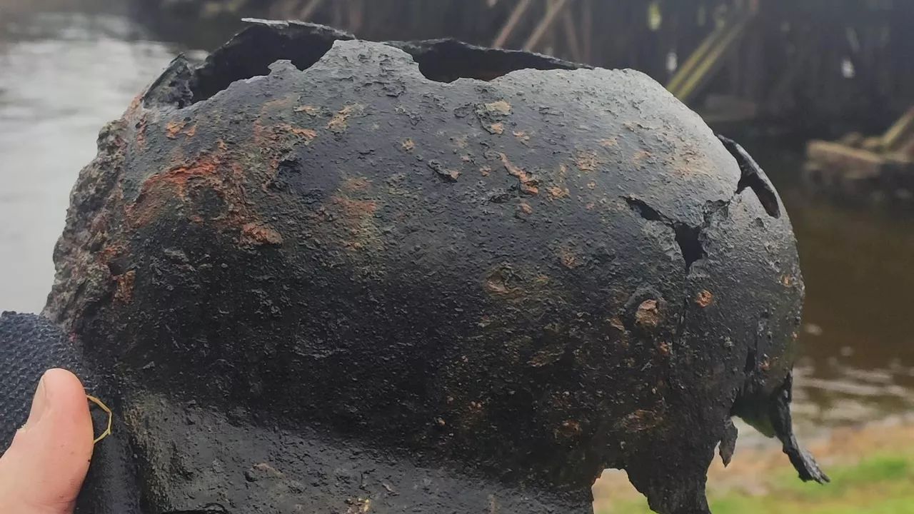 На дне Невы у Петропавловской крепости нашли немецкую каску солдата вермахта