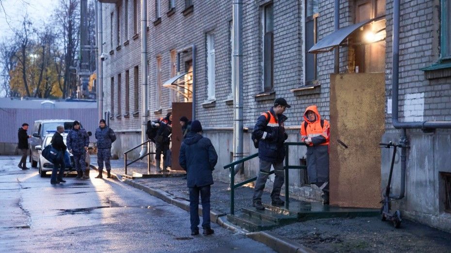 Жильцы дома на 1-м Муринском проспекте возвращаются в свои квартиры после эвакуации