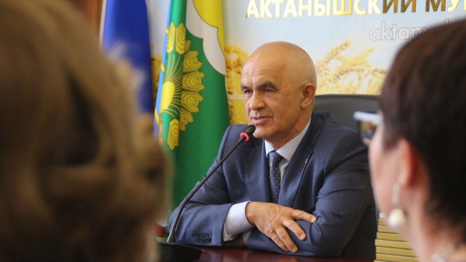 Энгель Фаттахов якобы за взятки помогал с муниципальными контрактами