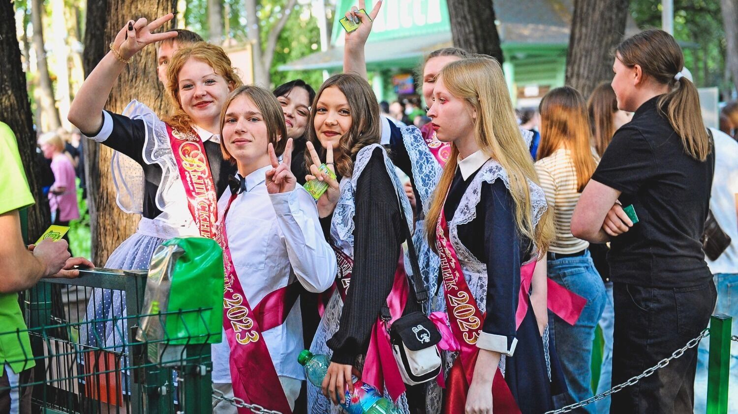Выпускникам остается два варианта: или идти в ПТУ, или придумывать схемы для поступления