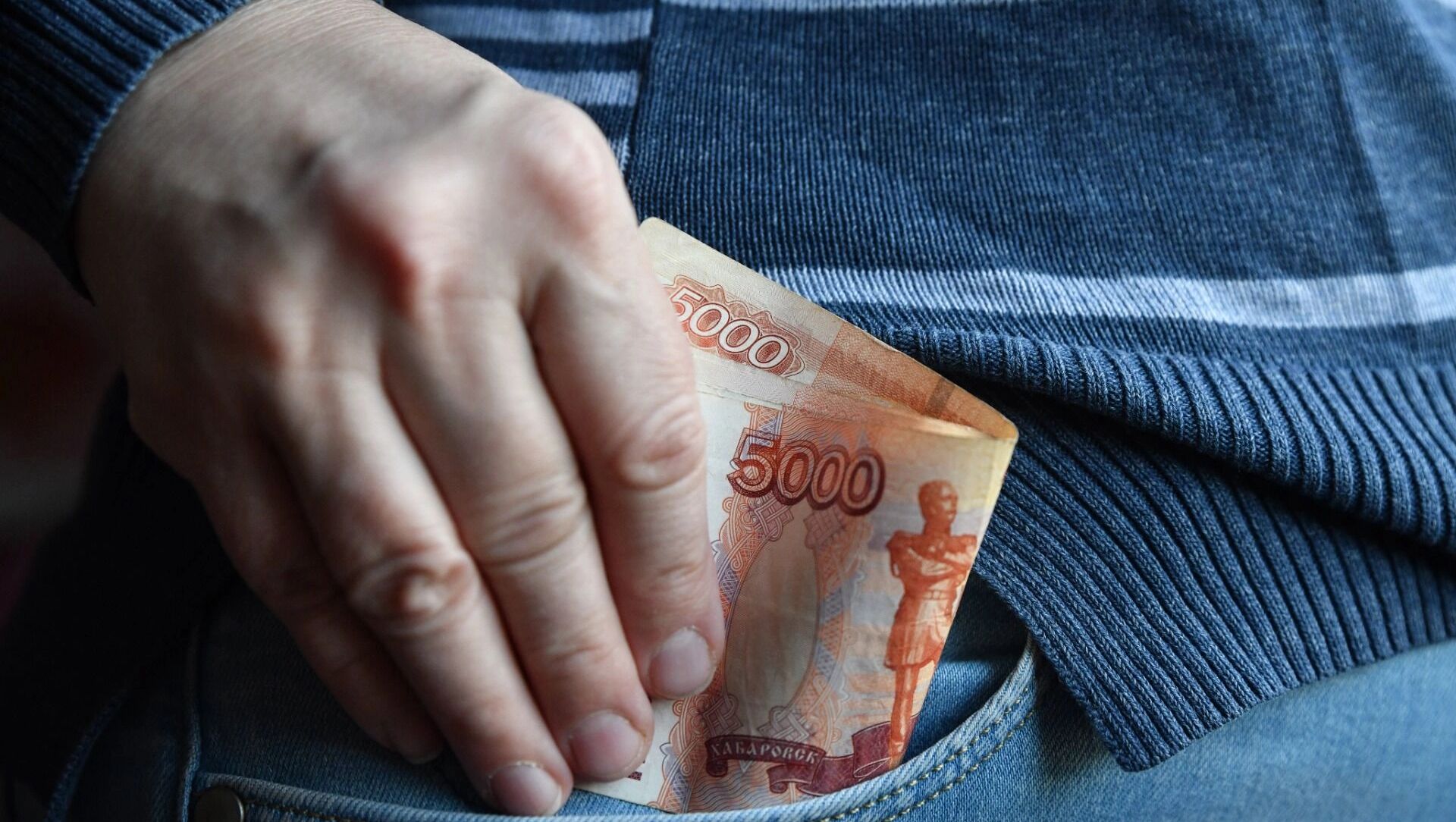 Бедный чиновник. Какая зарплата должна быть у «слуг народа», чтобы они не воровали?