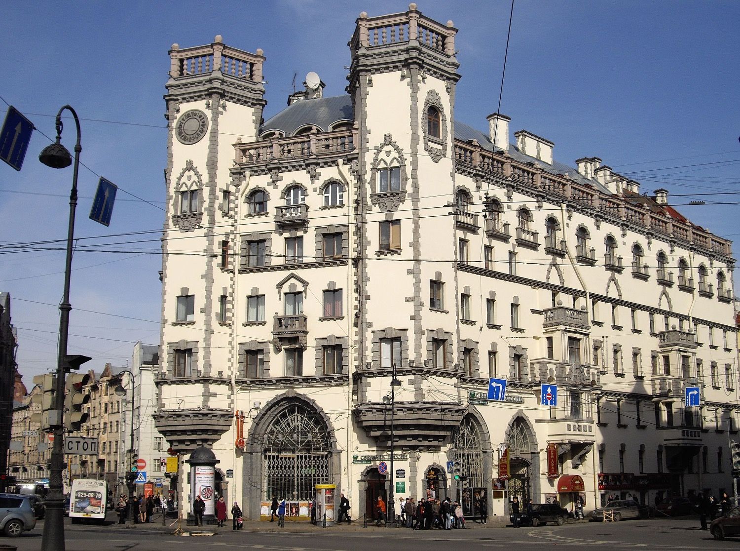 Хэллоуин ушел, но мистика осталась: петербургские уголки, где всегда бродят тени