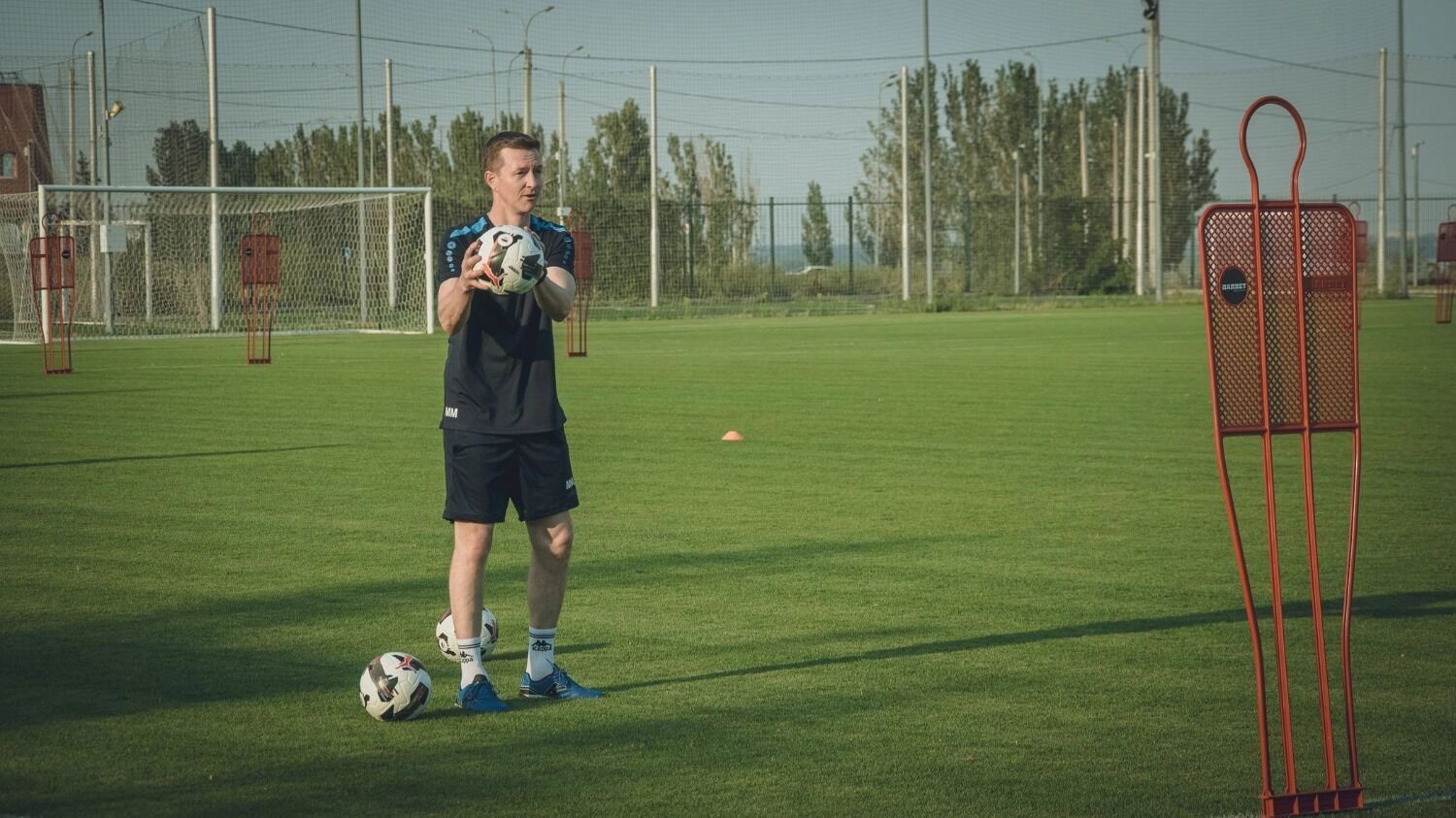 Михаил Мысин помогал в тренировке футболистам