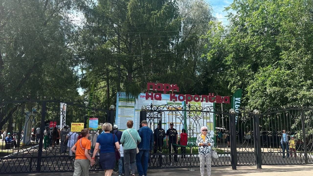 Омички приходили вместе с мужьями и детьми