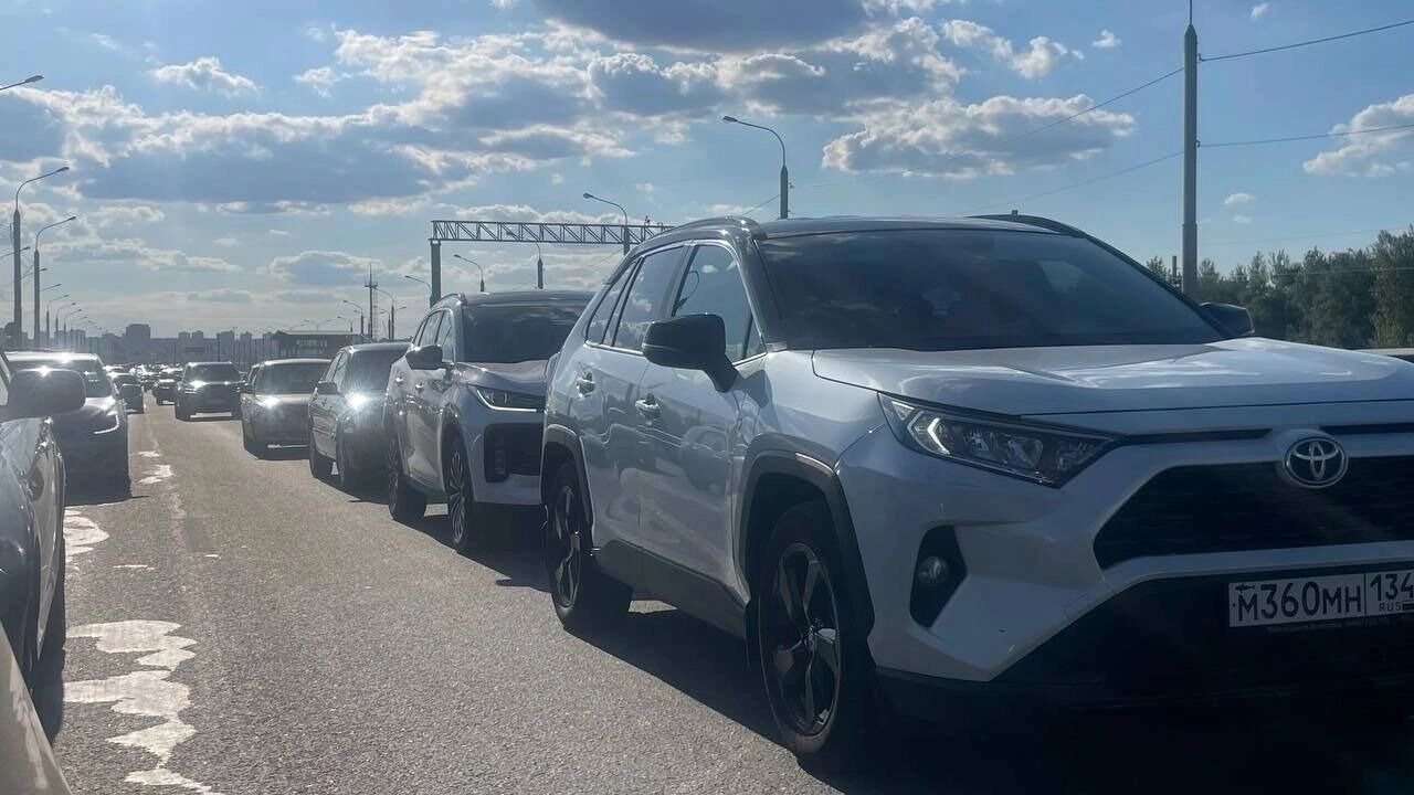 Танцующий мост в Волгограде оказался в кольце заторов из-за странного ремонта