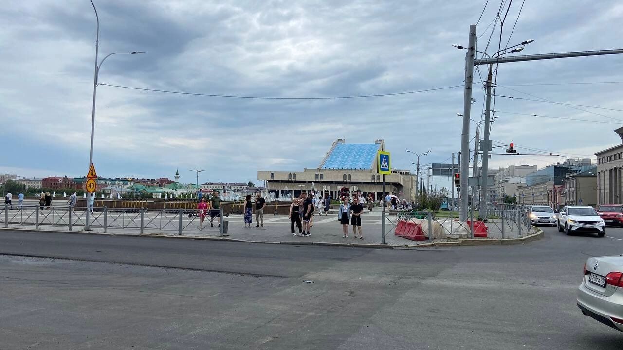Первое, что бросается в глаза — подход к самой территории.
