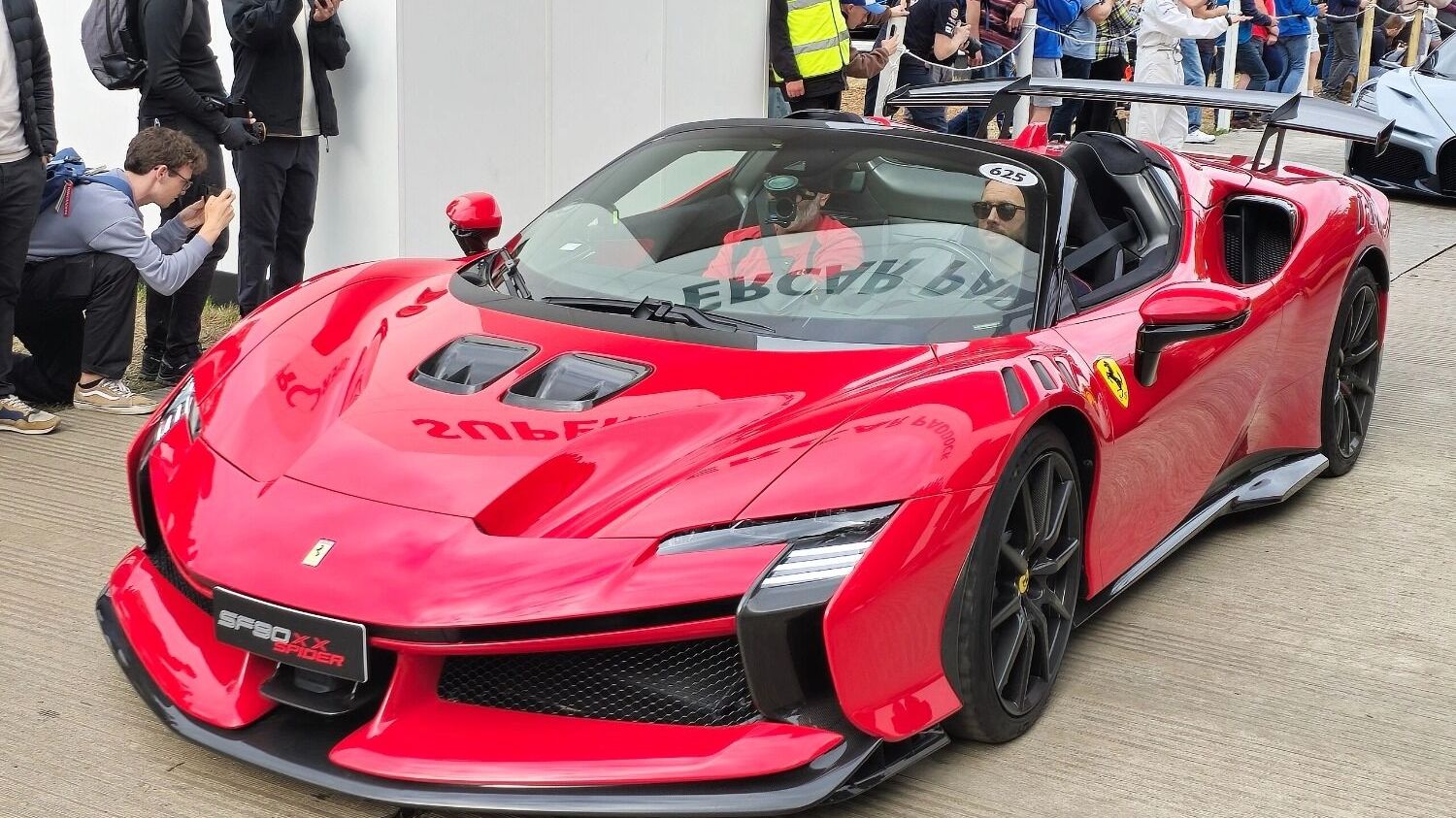 Автомобиль Ferrari SF90 XX