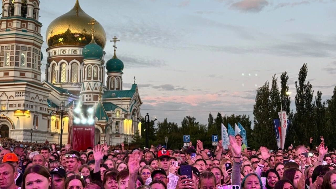 Концерты начались с опозданием: первым на сцену вышел Гогунский