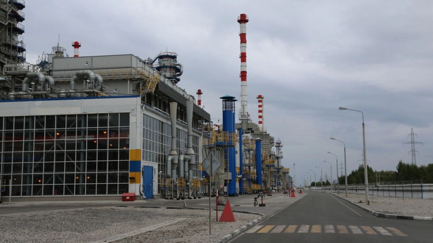 Бензин дешевеет. Когда россияне увидят (и увидят ли) это на АЗС?