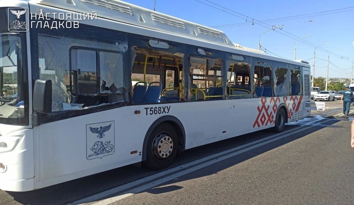 Повреждены личный и общественный транспорт 