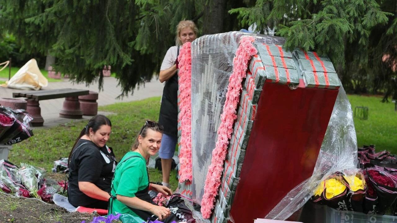 Кадрами последних приготовлений к выставке накануне поделился мэр Омска