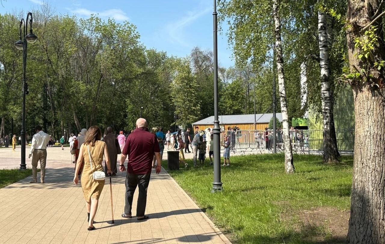 Горожане прогуливаются по обновленному парку
