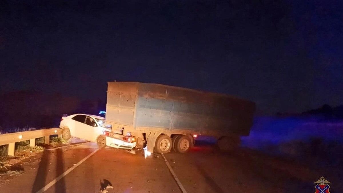 Фура раздербанила прицепом легковушку на встречке под Волгоградом