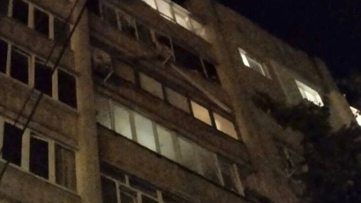 Обломки уничтоженного БПЛА попали в окна на восьмом этаже дома в Курске