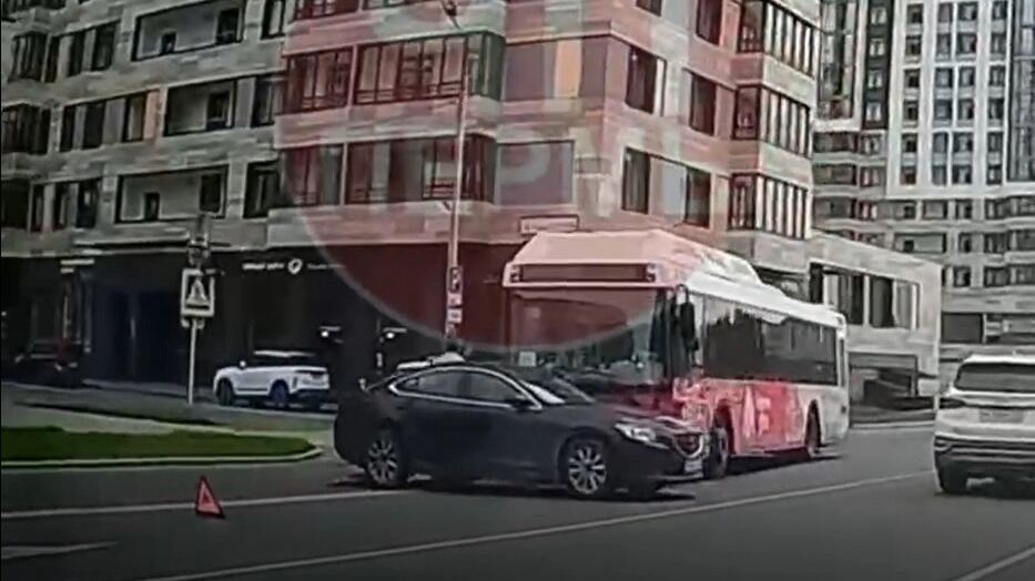 В центре Перми произошло ДТП с автобусом. Видео