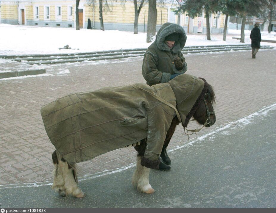 Конь в пальто на Большой Покровской, 2000 год