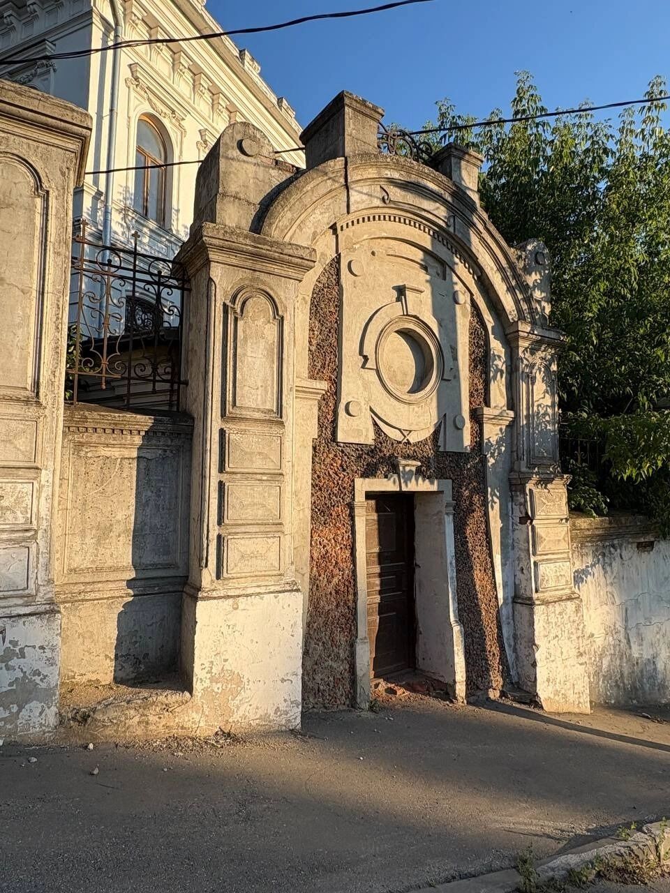 Мельничный переулок в лучах вечернего солнца