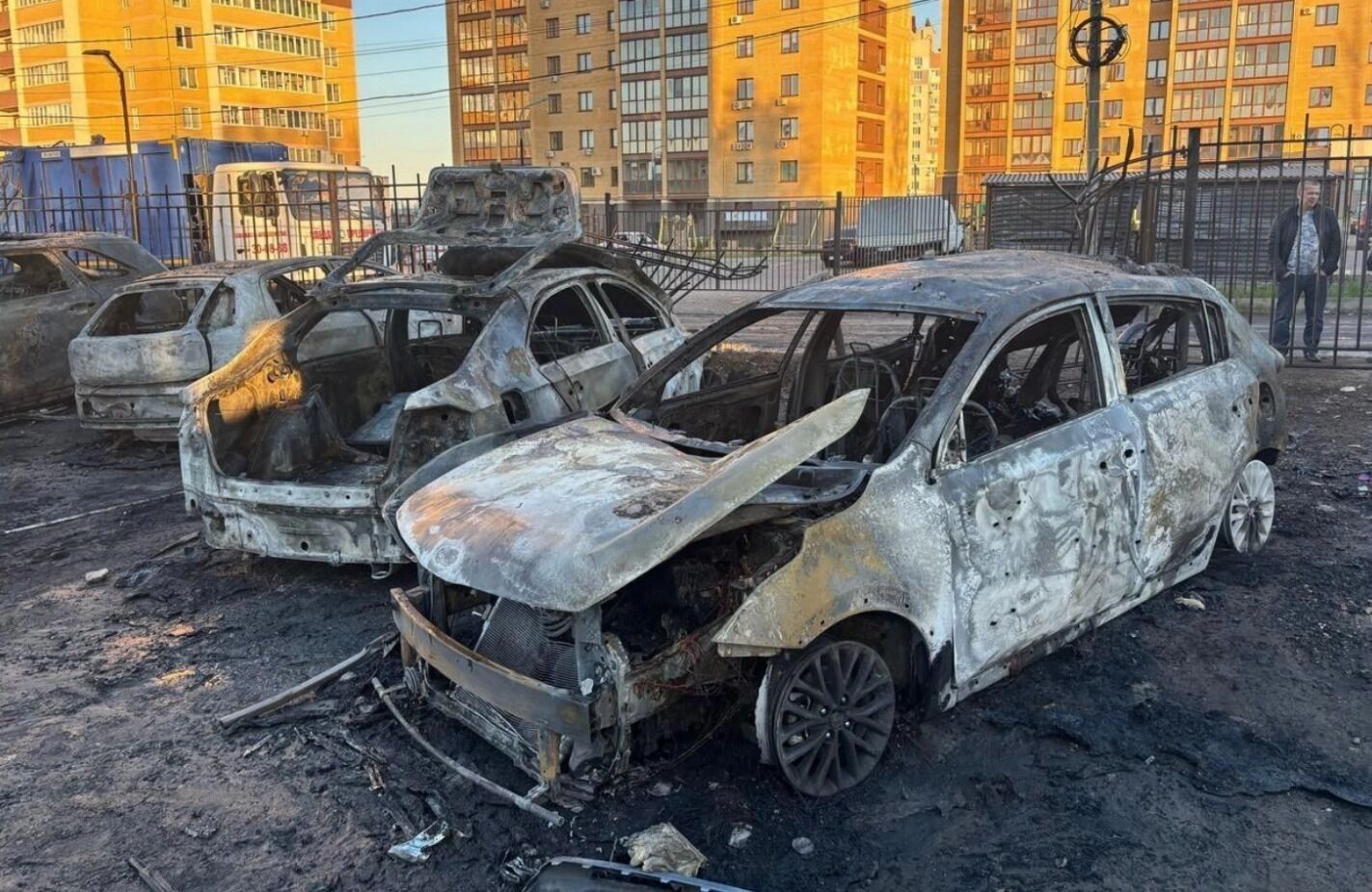 Сгоревшие автомобили на парковке
