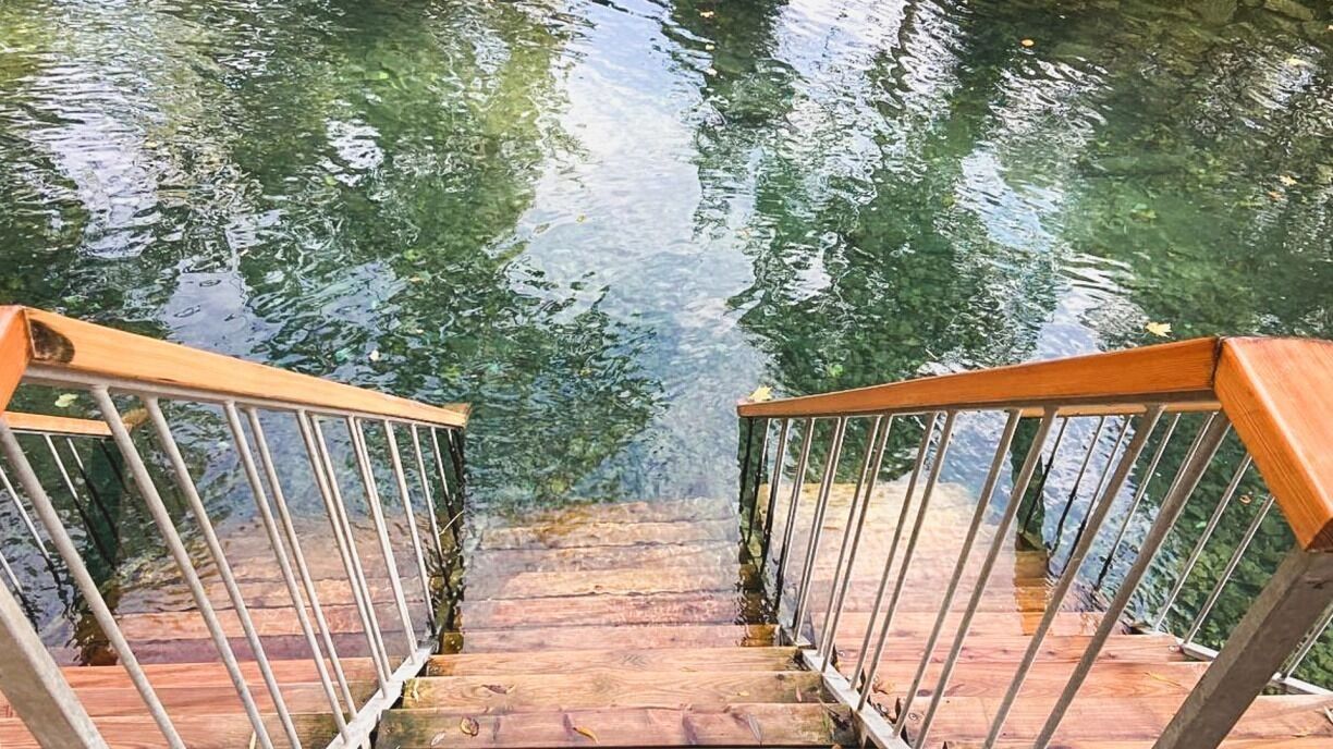 На фото: купель на озере