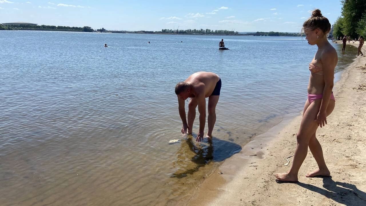 Спаситель, сидящий на берегу у точки проката сапбордов и мороженного никого не останавливает.