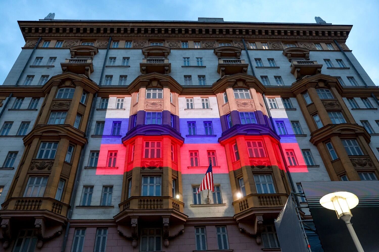 Акция протеста против блокировки российских пользователей, устроенная Шаманом у посольства США в России