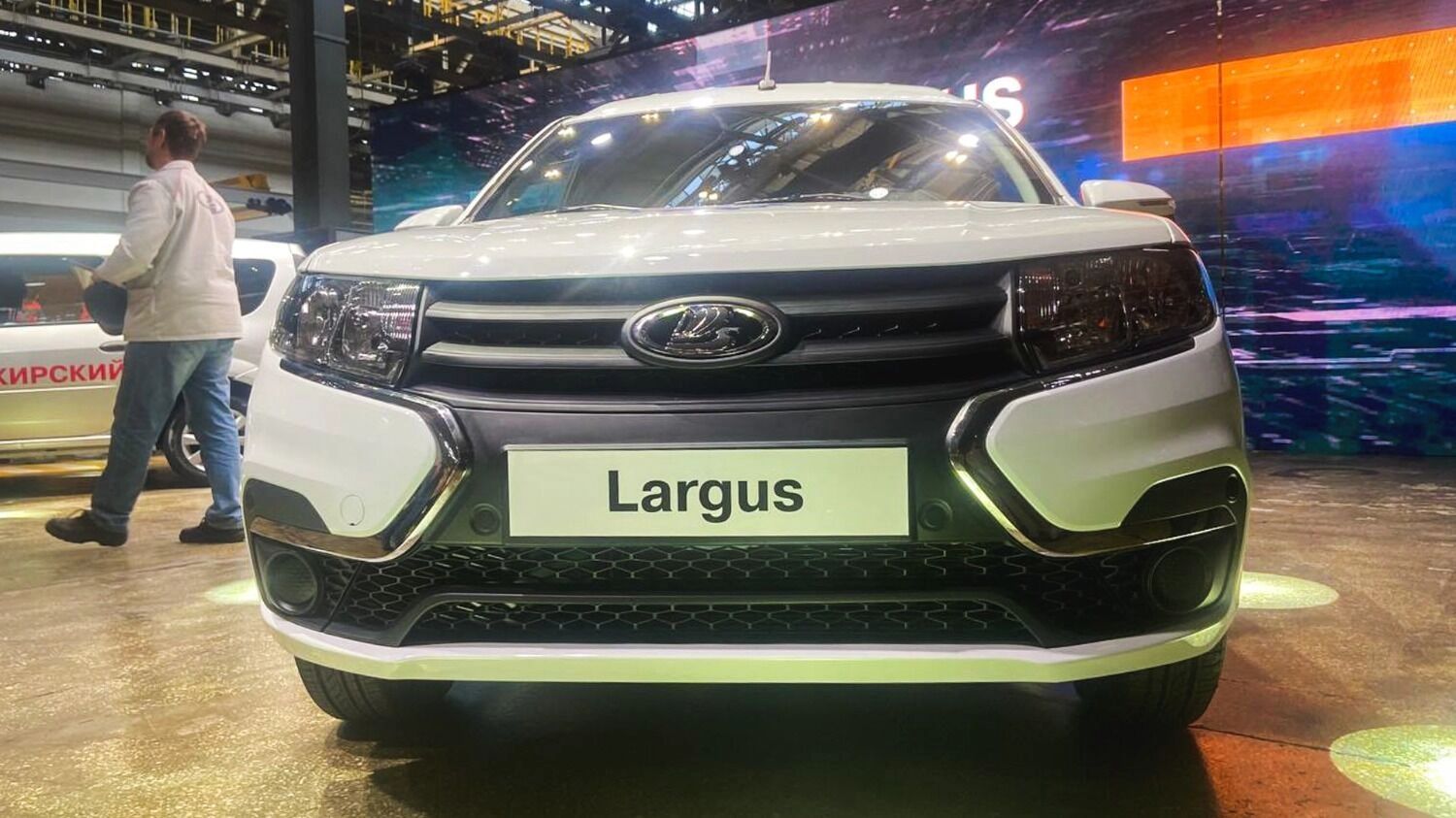 Бум продаж на авторынке: россияне скупают иномарки, «АвтоВАЗ» в яме