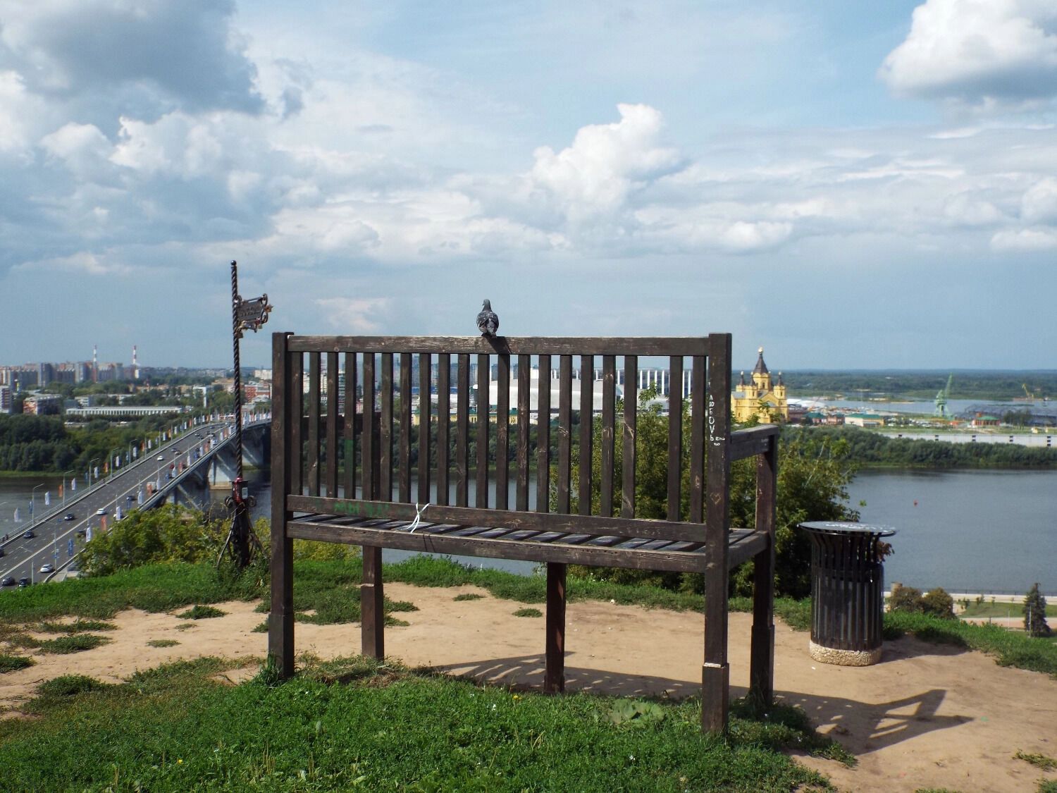 Огромная лавочка