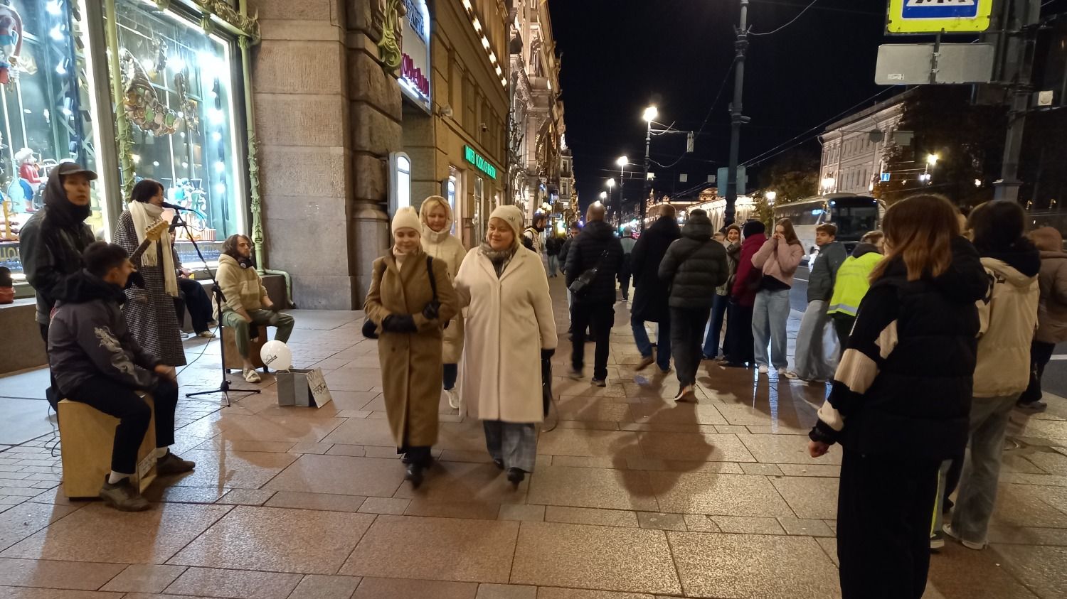 Эта музыка будет вечной: каково исполнять песни на улицах в Петербурге?