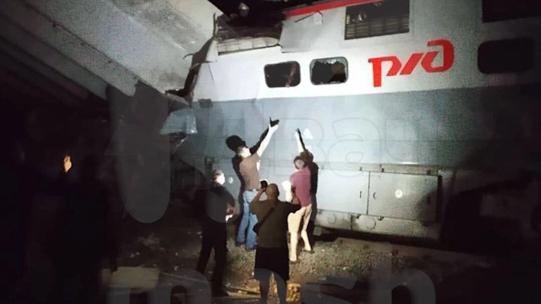 Мост обрушился на пассажирский поезд в Брянской области