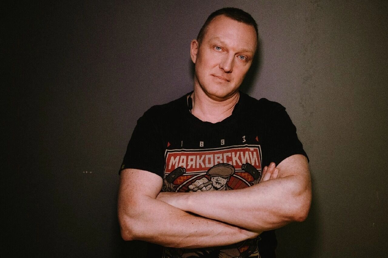 Константин Бутаков (18+) презентует новую программу, где в фирменной экспрессивной манере иронизирует над жизненными кризисами, общественными стереотипами и медиа культурой в спорте.