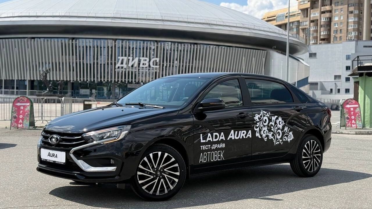 Никто не хочет покупать Lada Vesta. Причины обвала продаж у АвтоВАЗа в августе-2025