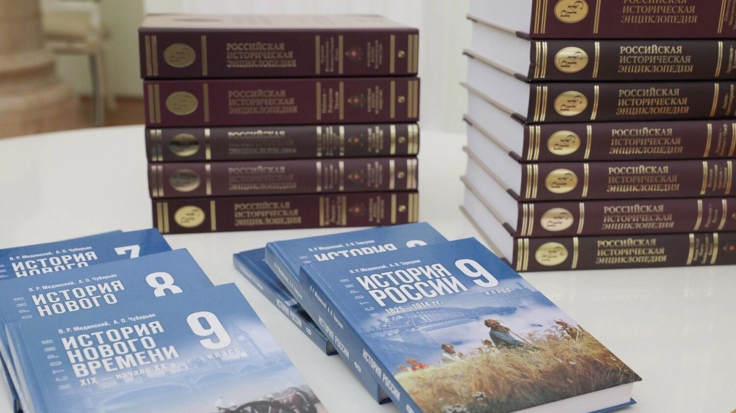 Российских учителей заново научат преподавать школьникам историю «по Мединскому»