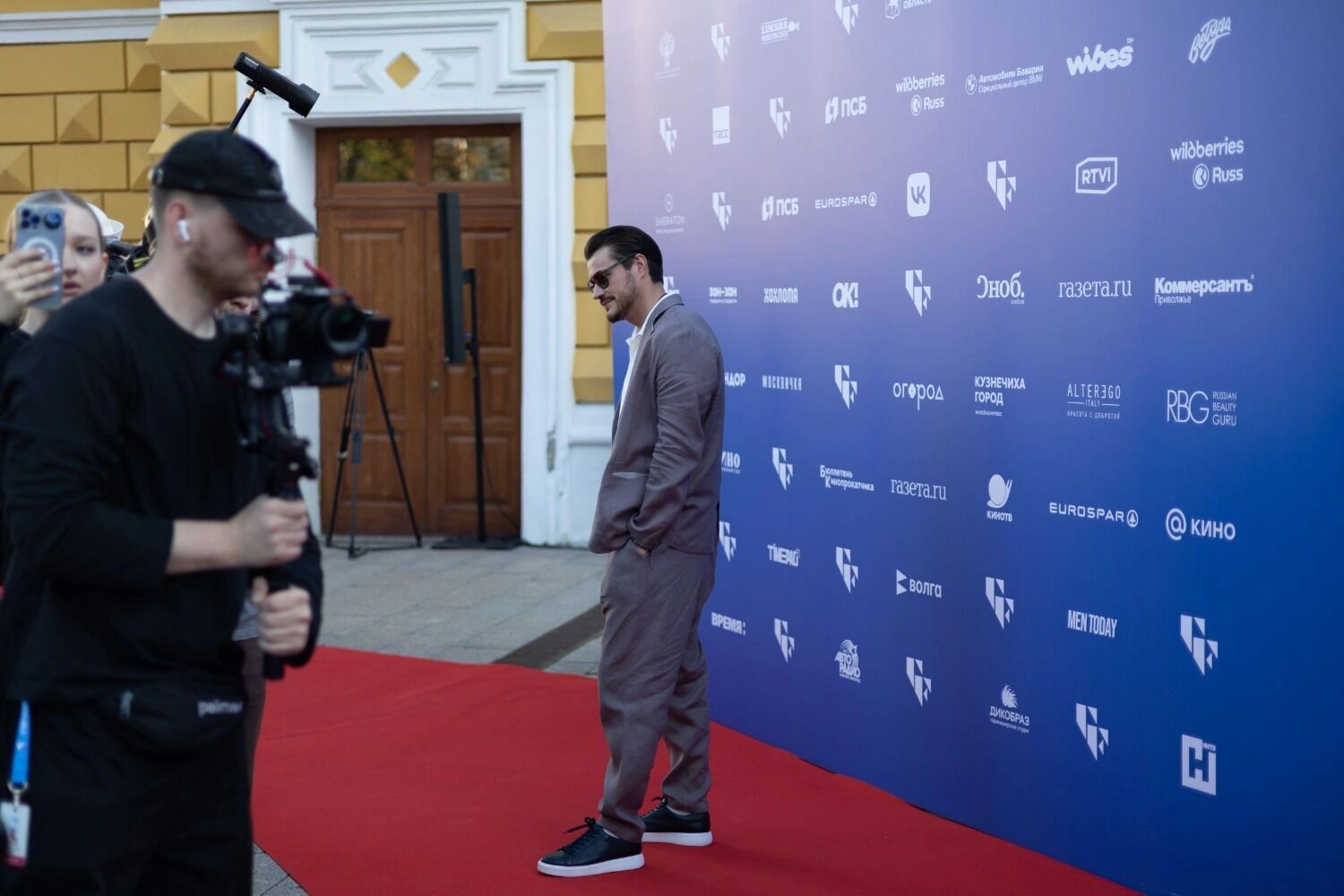 Актер Олег Гаас сфотографировался с фанатами
