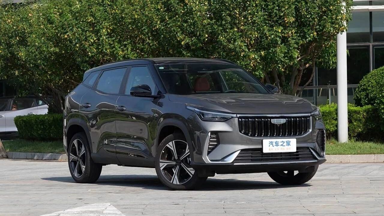 В Поднебесной начались продажи модернизированного бюджетного кроссовера Geely Cityray от… 875 тысяч рублей, тогда как в наших салонах такая же машина продается за 2,5-3,2 млн рублей.