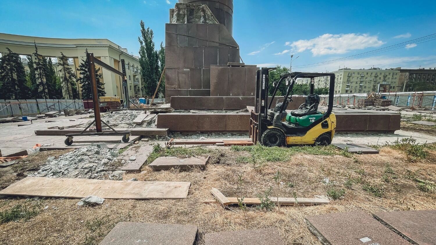 Реконструкция памятника Ленину завершится к концу лета 2025 года