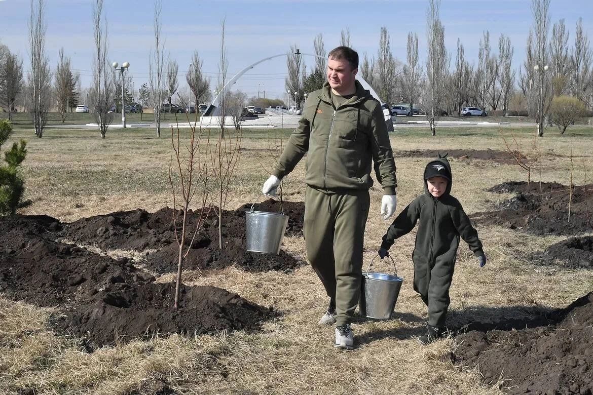 Губернатор любит проводить время с семьей даже на работе