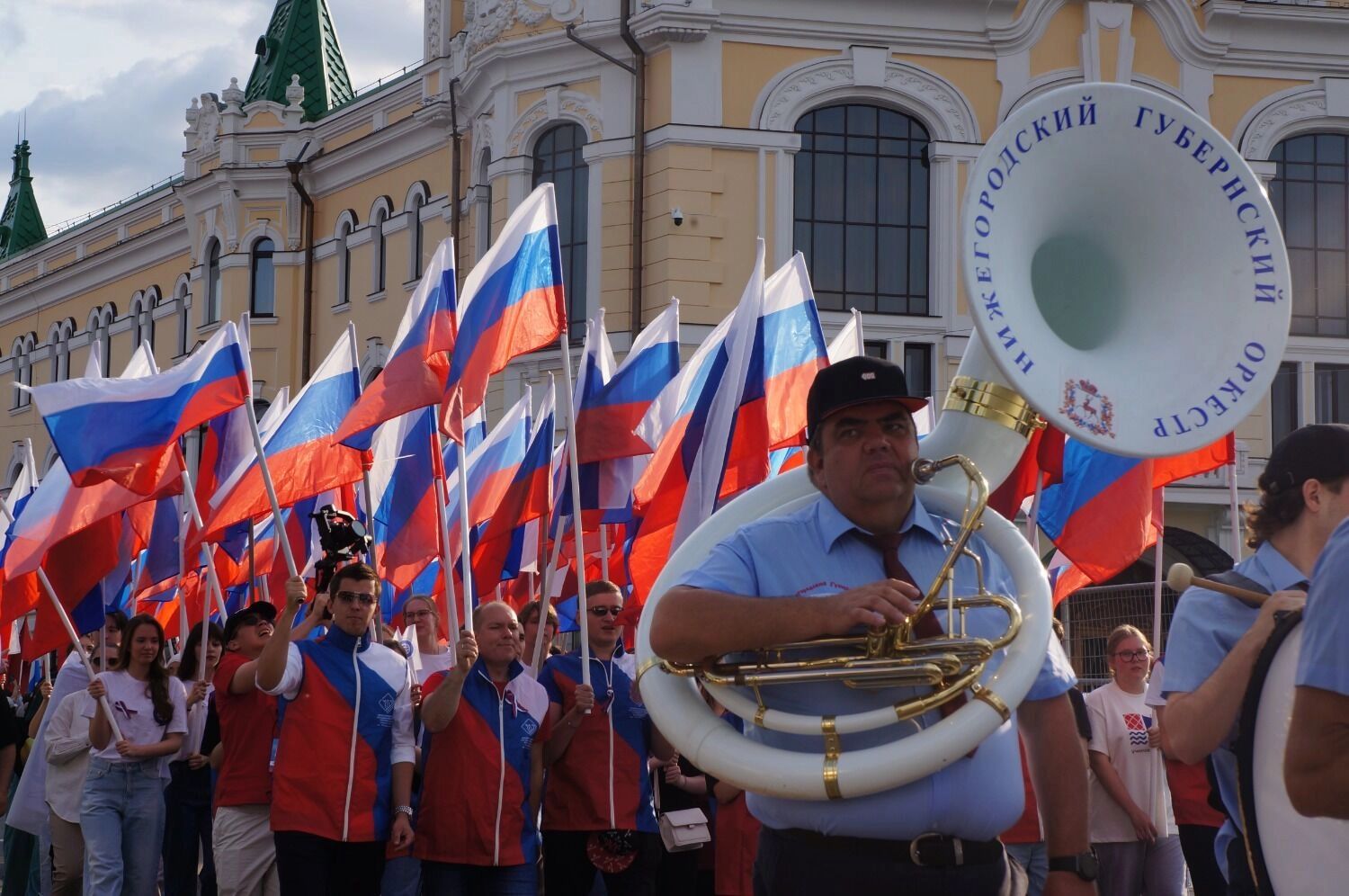 Нижегородцы и гости города несут российский триколор по Большой Покровской