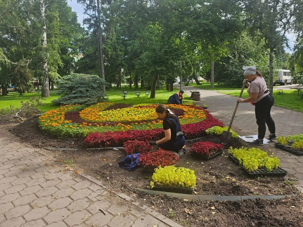 Работа в скверах в рамках подготовки к «Флоре» кипит