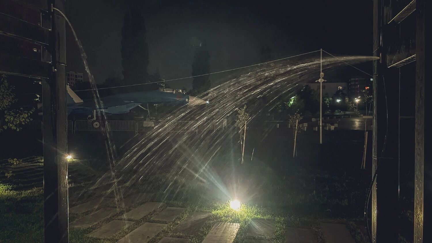 Из-за слетевших форсунок вода течёт струями