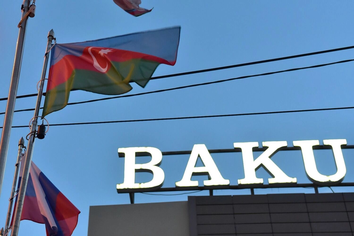 Флаг Азербайджана и вывеска Баку
