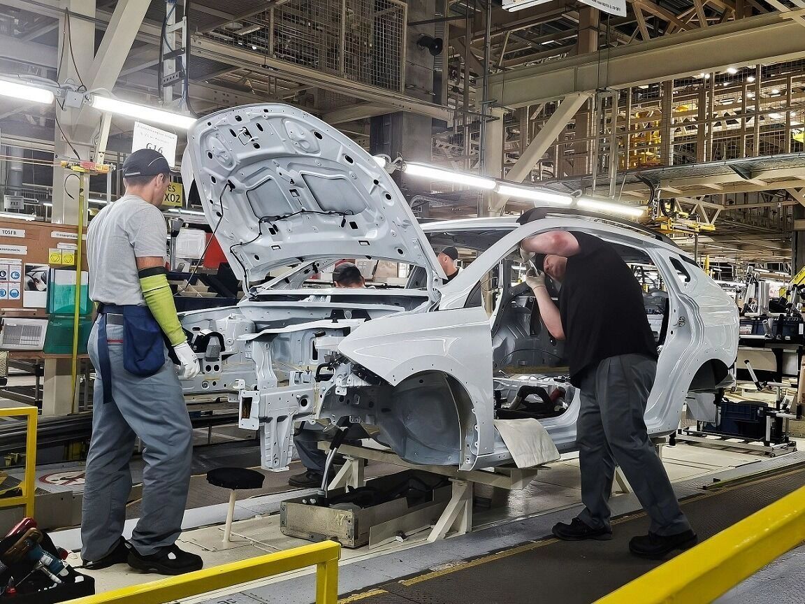 Глава АвтоВАЗа Соколов заявил о новом росте цен. Кому нужны «золотые» Лады и Нивы?