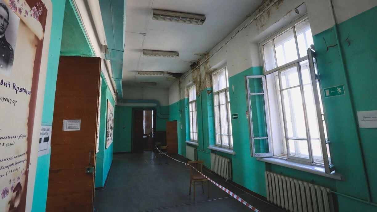 На фото: аварийная школа
