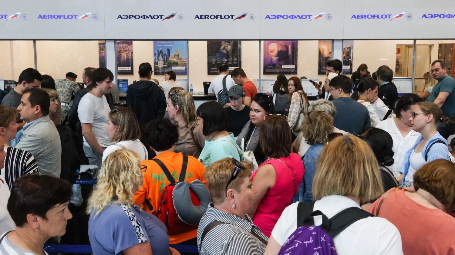 Толпа в&nbsp;аэропорту у&nbsp;окон «Аэрофлота»