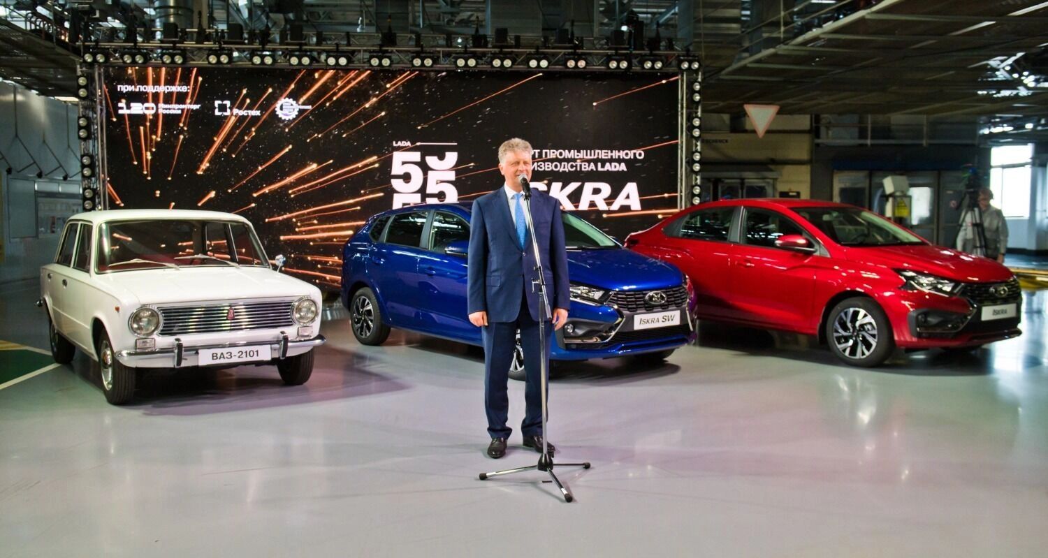 Глава АвтоВАЗа Максим Соколов на фоне автомобилей, выпущенных на заводе