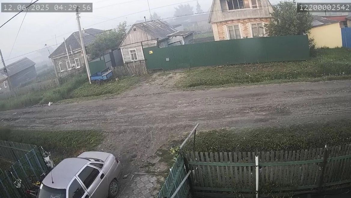 Скриншот кадра с камеры видеонаблюдения, «поймавшей» задымление в поселке