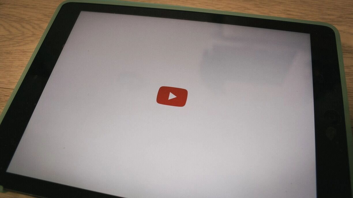 Подарок к праздникам? YouTube частично заработал в России